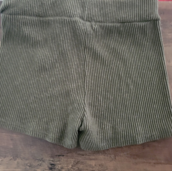 Fashion Nova Sold out wanderlust olive shorts - Picture 2 of 2